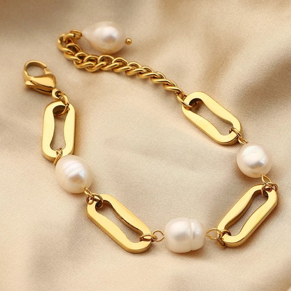 Waterproof elegant gold plated bracelet - Picture 2 of 4